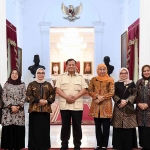 Jajaran pengurus dan panitia Kongres Muslimat NU saat bersilaturahmi dengan Presiden Prabowo.