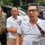 Pj Wali Kota Mojokerto saat ditemui awak media usai menggelar rapat terbatas