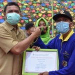 Bupati Pungkasiadi memberikan penghargaan kepada sopir teladan, para pemenang Lomba Desa Berseri pada Peringatan Hari Bumi. (foto: ist)
