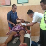 Salah satu korban, Purwanto, saat dirawat di RSUD Tuban. foto: AHMAD/ BANGSAONLINE