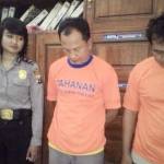 Kedua pelaku saat diamankan di Mapolsek Pagu kabupaten Kediri. foto: dendi martoni/BANGSAONLINE