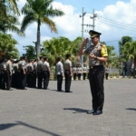 Kapolres  saat menerima laporan dari perwira upacara.