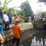 Pj Wali Kota Kediri Zanariah saat meninjau pelaksanaan kerja bakti di sungai yang membelah pemukiman warga. (Ist)