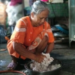 Siti Katidjah alias Ninik, pelaku home industri kue tradisional di Pacitan mengaku sepi omzet usai lebaran. foto: YUNIARDI S/ BANGSAONLINE