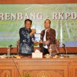 Bupati Sambari menerima buku dari Prof. Suparto Wijoyo yang menjadi pemateri dalam Musrenbang RKPD 2020.