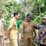 Pj Wali Kota Kediri Zanariah saat  meninjau lahan seluas kurang lebih 6 hektar untuk pengganti TPA Klotok. (Ist).