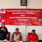 Bendahara DPC PDI Perjuangan Gresik Ir. Hj. Siti Muafiyah saat memberikan bimtek saksi Pilkada 2020 untuk Paslon Gus Yani-Bu Min. (foto: ist)