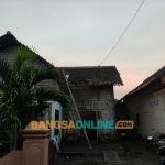 Kondisi rumah warga usai diterjang hujan angin kencang di Kota Blitar. Foto: Akina/BANGSAONLINE