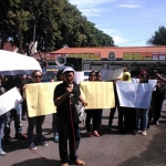 LSM Pedal Madiun, melakukan unjuk rasa menuntut penundaan proses hukum sejumlah kepala sekolah SD dan SMP di Kota Madiun, Rabu (14/3).