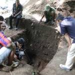 Tim museum saat penggalian di lereng gunung Desa Gamping Campurdarat, untuk mencari sisa fosil Homo Wajakensis.