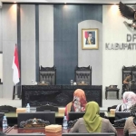 Bupati Blitar saat memberi sambutan dalam rapat paripurna.
