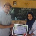 Ketua AJI Kediri Danu Sukendro saat memberikan sertifikat kepada salah seorang guru. Foto: Ist.