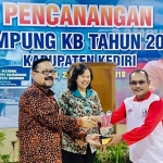 Kepala Perwakilan BKKBN Provinsi Jatim Yenrizal Makmur SP MM saat pencanangan Kampung KB di Kabupaten Kediri, Kamis (27/12) kemarin.