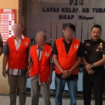 Para tersangka saat dititipkan di Lapas Tuban.