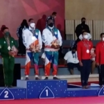 Suliswanto atlet cabor judo dari Tuban berpasangan dengan Embun Cahyono asal Surabaya saat berada di podium untuk menerima medali perak. 