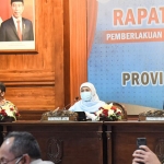 Gubernur Jatim Khofifah Indar Parawansa bersama Pangdam V/Brawijaya dan Kapolda Jawa Timur menggelar rapat koordinasi bersama jajaran forkopimda dari seluruh kabupaten/kota se-Jatim secara virtual di Gedung Negara Grahadi pada Senin (8/2/2021) malam. (foto: ist)