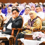 Gubernur Jatim, Khofifah Indar Parawansa, bersama Kemenko Kumham Imipas, Yusril Ihza Mahendra, saat menghadiri acara Pembukaan Kongres PDGI XXVIII di Grand City, Surabaya. (Ist)