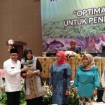 Wali Kota Malang Sutiaji didampingi Kepala DPKP Sri Winarni saat memberikan hadiah uang pembinaan dan piala kepada pemenang lomba kelompok tani Kota Malang, Rabu (12/12). foto: IWAN IRAWAN/ BANGSAONLINE