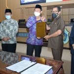 Bupati Yuhronur menerima salinan raperda pertanggungjawaban APBD 2020 dari Ketua DPRD Abdul Ghofur. (foto: ist)