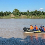 Petugas gabungan melakukan upaya pencarian bocah yang dilaporkan tenggelam di aliran Sungai Bengawan Solo