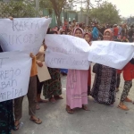 Ratusan warga Desa Sukorejo ketika menggelar demo di lokasi proyek pipa gas.