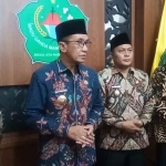 Bupati Pamekasan KH. Kholilurrahman menyampaikan pemberlakuan jam malam usai insiden tewasnya remaja di Pamekasan.