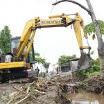 Ekskavator yang diterjunkan ke lokasi banjir bandang di Desa Sepawon, Kecamatan Plosoklaten. Foto: Ist.