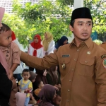 Wali Kota Pasuruan, Adi Wibowo, saat menyapa masyarakat dalam giat Gerebek Stunting.

