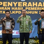  Bupati Fandi Akhmad Yani (kanan) bersama Ketua DPRD M Syahrul Munir (kiri) saat menerima opini WTP atas LKPD 2025 dari BPK RI. foto: ist