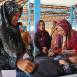 Wali Kota Mojokerto saat meninjau Posyandu.
