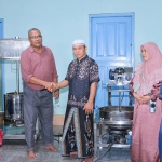 Penyerahan alat kepada UMKM oleh Ketua Tim Pengabdian, Ach. Muhib Zainuri.