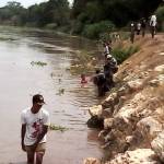 MUNGGUT. Banyak warga turun ke Bengawan Solo untuk mencari ikan dan udang yang muncul ke permukaan. foto  : eki/bangsaonline