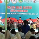  Suasana dialog santri di halaman Pondok Pesantren Bayt Al-Hikmah Kota Pasuruan.