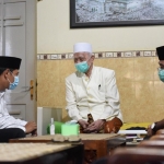 Wali Kota Kediri Abdullah Abu Bakar (kiri) dan Sekretaris Daerah Kota Kediri Bagus Alit (kanan) saat berbincang dengan Pengasuh Pondok Pesantren Lirboyo KH. Anwar Mansyur.