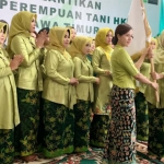 Ketua DPN Perempuan Tani HKTI, Dian Novita Susanto menyerahkan bendera Perempuan Tani kepada Lia Istifhama sebagai Ketua DPP Perempuan Tani HKTI Jatim. foto: ist.