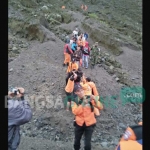 Proses evakuasi pendaki yang sempat terjebak cuaca buruk di Gunung Kelud. foto: AKINA/  BANGSAONLINE