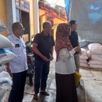 Petugas Gabungan saat melaksanakan Monev dan Pembinaan di salah satu Kios Pupuk Lengkap (KPL) Penyalur Pupuk Bersubsidi di Kota Kediri. Foto: Ist