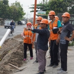 Direktur Pelayanan Perumda Delta Tirta Fatihul Faizun mengecek pemasangan pipa. Foto: Ist.