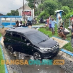 Mobil Mobilio yang dikemudikan Nuril yang terperosok ke Sungai. Foto: Saiful Bahri/BANGSAONLINE.com