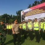 Kapolres Bangkalan Boby P. Tambunan didampingi Dandim 0829 Dodot Sugeng mengecak pasukan di Lapangan Mapolres Bangkalan.