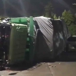 Dump truk yang menimpa sebuah mobil di Kota Pasuruan.