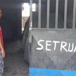 Salah satu korban menunjukkan lokasi parkir motornya sebelum digondol pencuri.