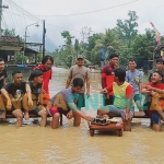 Sejumlah pemuda Desa Bantengan Tuluangagung menutup jalan untuk menghalau pengendara agar tak melintas. Foto: FERI WAHYUDI/ BANGSAONLINE