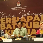 Komisioner KPU Jatim, Nur Salam memberikan keterangan pers terkait debat publik kedua Pilgub Jatim di Ballroom Grand City Surabaya, Ahad 3 November 2024. Foto: M Didi Rosadi/BANGSA