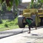 Salah satu alat berat yang digunakan memperbaiki jalan. foto: RAHMATULLAH/ BANGSAONLINE
