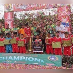 Para pemain SSB KFFC Jombang merayakan juara turnamen sepak bola piala Pangdam Brawijaya.