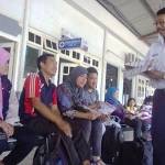 petugas sedang mengecek tiket calon penumpang. foto:m syafii/BANGSAONLINE