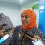 Gubernur Jatim Khofifah Indar Parawansa saat memberikan keterangan persnya, usai menjenguk Arumi di RSIA Kendangsari Surabaya.