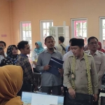 Bupati Jember ketika meninjau operasional MPP Mini di Kecamatan Tanggul.