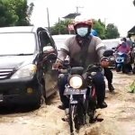 Kondisi Jalan Nasional Surabaya-Madiun tersendat karena tergenang banjir.